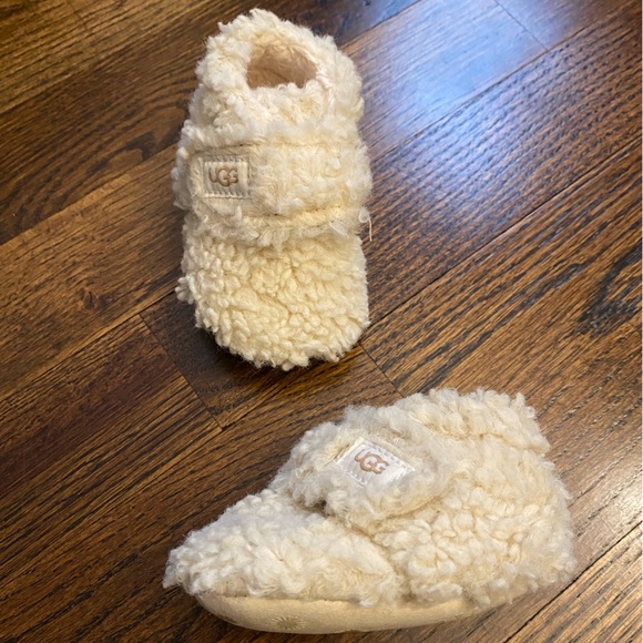 UGG- 0/1 baby booties lined infant size fuzzy velcro strap slippers pre-walkers - Picture 4 of 16